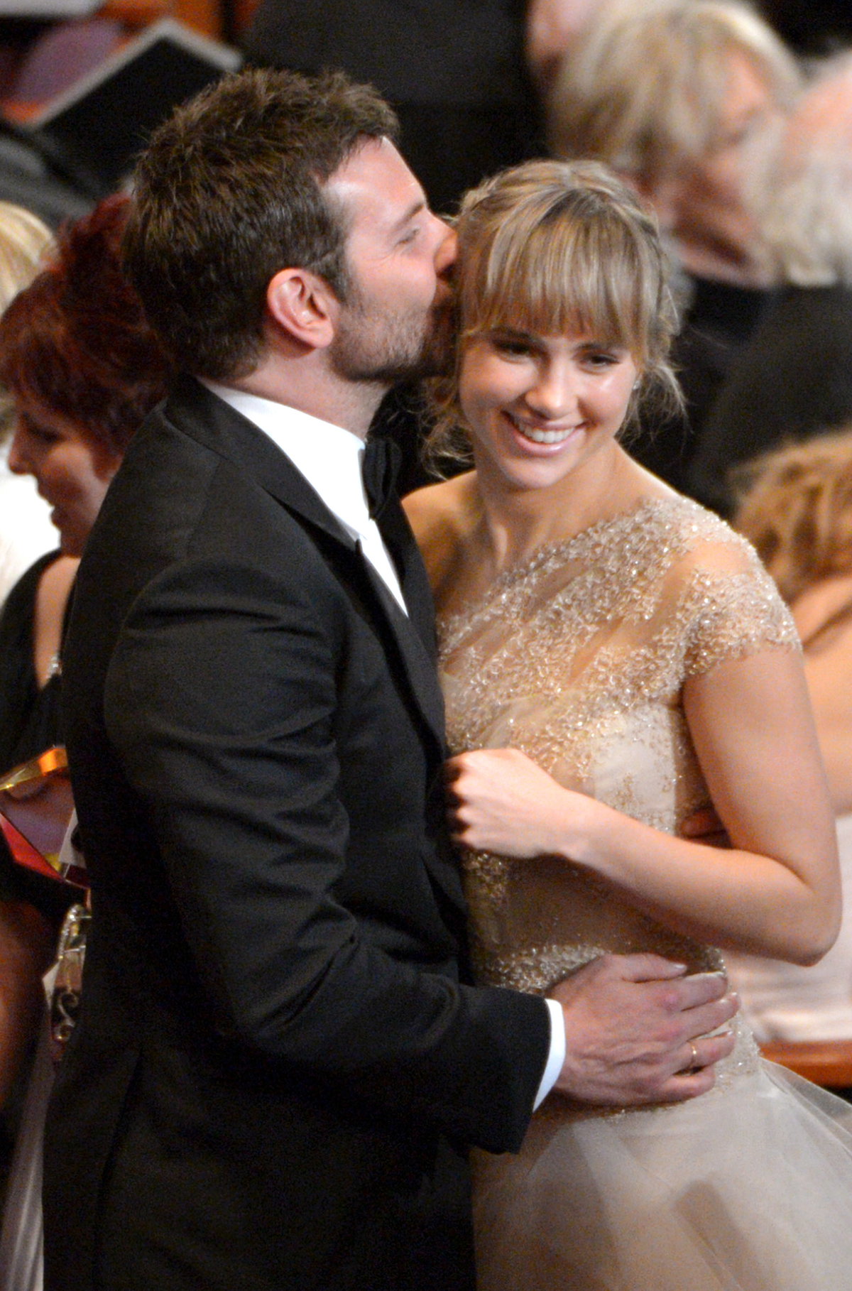 Bradley Cooper küsst Suki Waterhouse auf die Wange