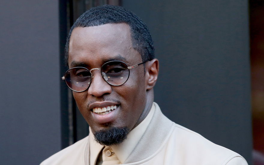 P. Diddy lächelt mit Sonnenbrille