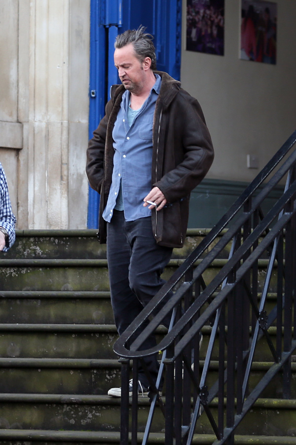 Matthew Perry guckt unglücklich mit Zigarette in der Hand.