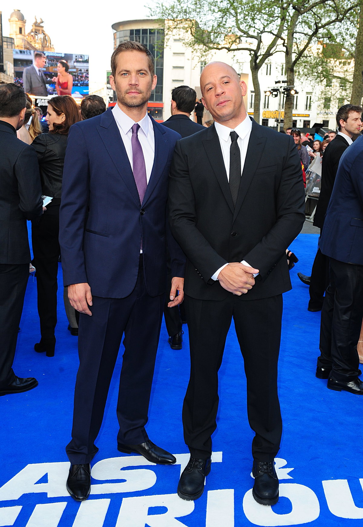 Paul Walker und Vin Diesel posieren nebeneinander