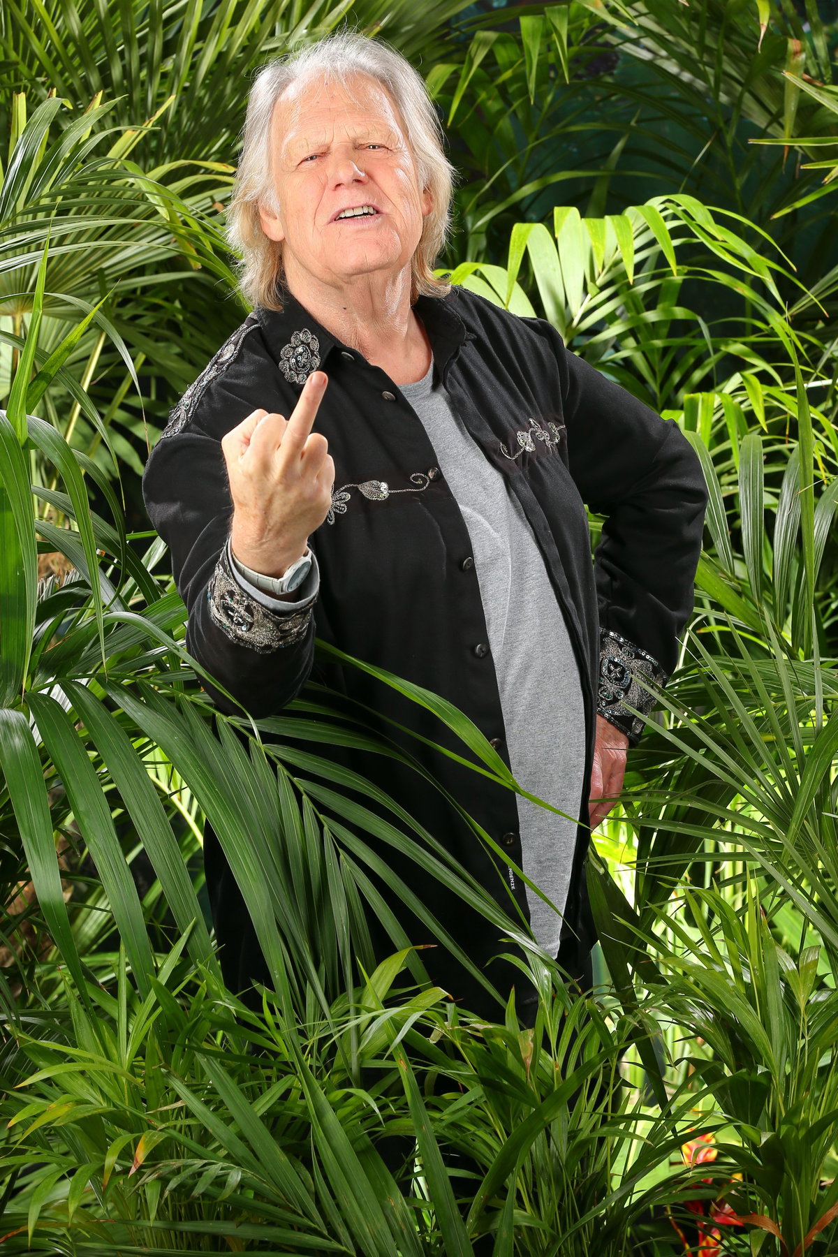 Gunter Gabriel mit erhobenem Mittelfinger im "Dschungelcamp"