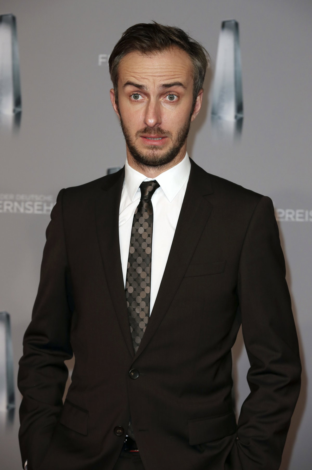 Jan Böhmermann guckt komisch und runzelt die Stirn