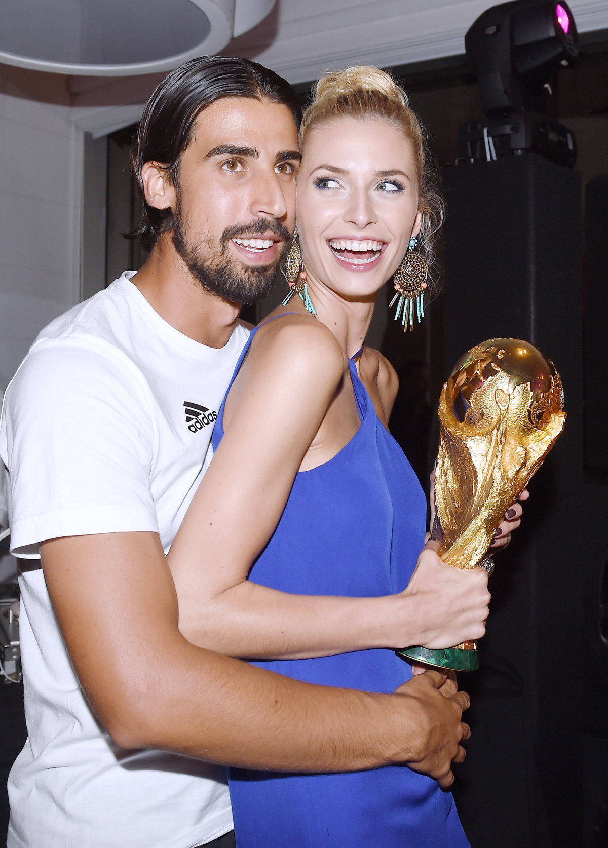 Sami Khedira umarmt Lena Gercke von hinten