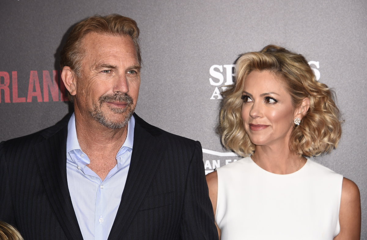 Kevin Costner wird glücklich von Christine Baumgartner angeschaut