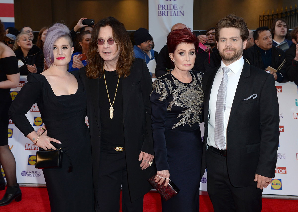 Kelly, Ozzy, Sharon und Jack Osbourne nebeneinander, Menschen im Hintergrund