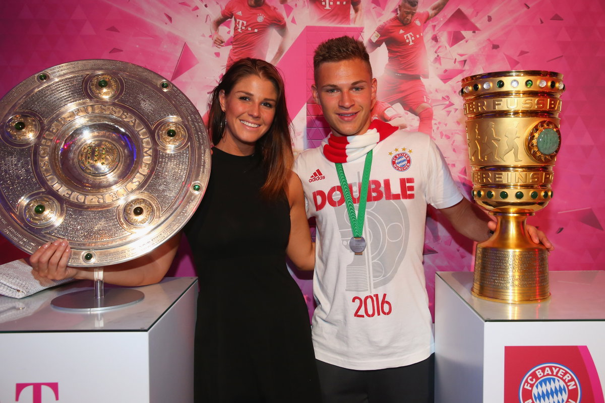 Joshua Kimmich mit Freundin Lina und Trophäen