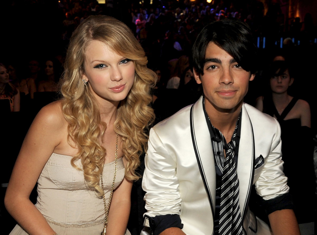 Taylor Swift und Joe Jonas sitzen zusammen