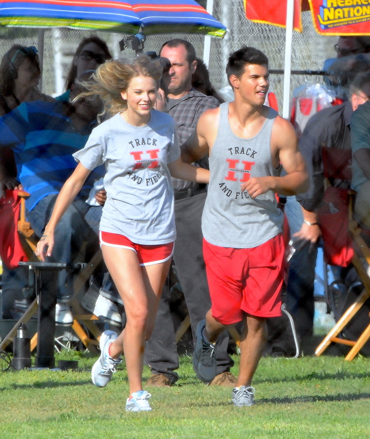 Taylor Swift und Taylor Lautner auf einem Spielfeld