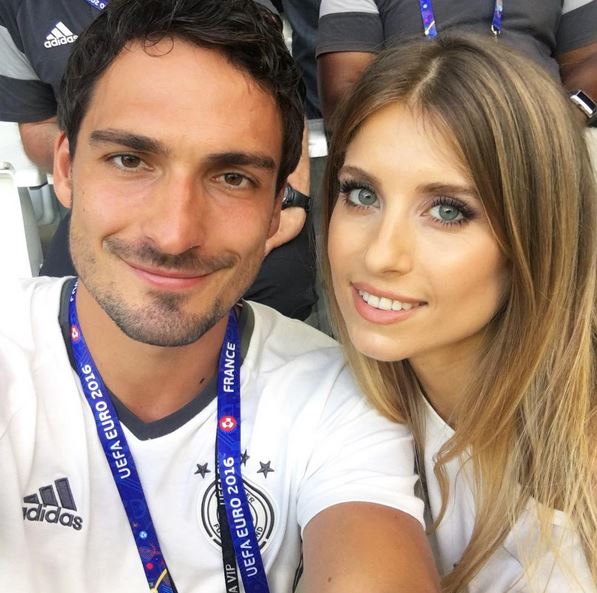 Mats und Cathy Hummels lächeln
