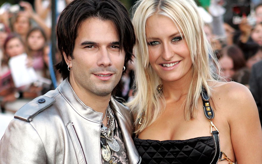 Marc Terenzi und Sarah Connor posieren, Menschen im Hintergrund