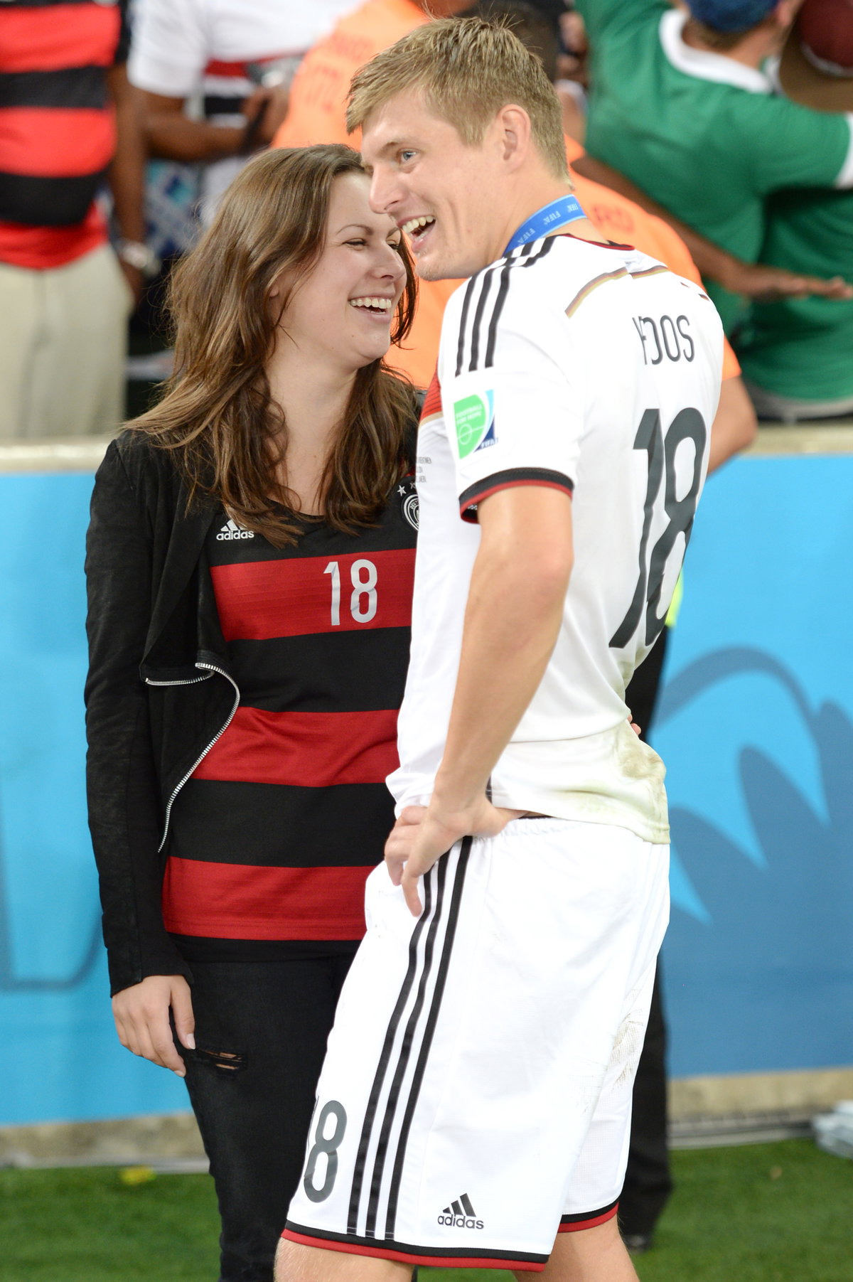 Toni und Jessica Kroos lachen