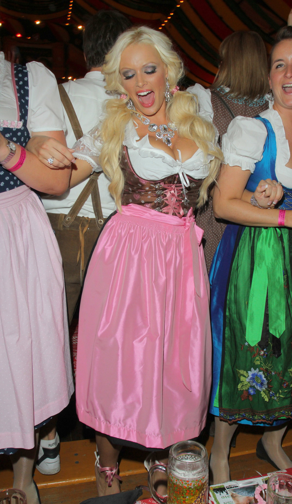 Daniela Katzenberger schunkelt 2010 auf dem Münchener Oktoberfest