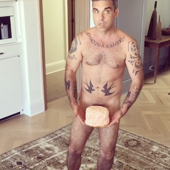 Robbie Williams hält sich Kuchen vor den Penis und ist nackt