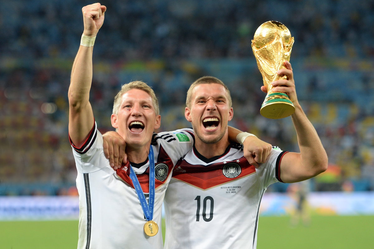 Schweinsteiger und Podolski mit WM Pokal