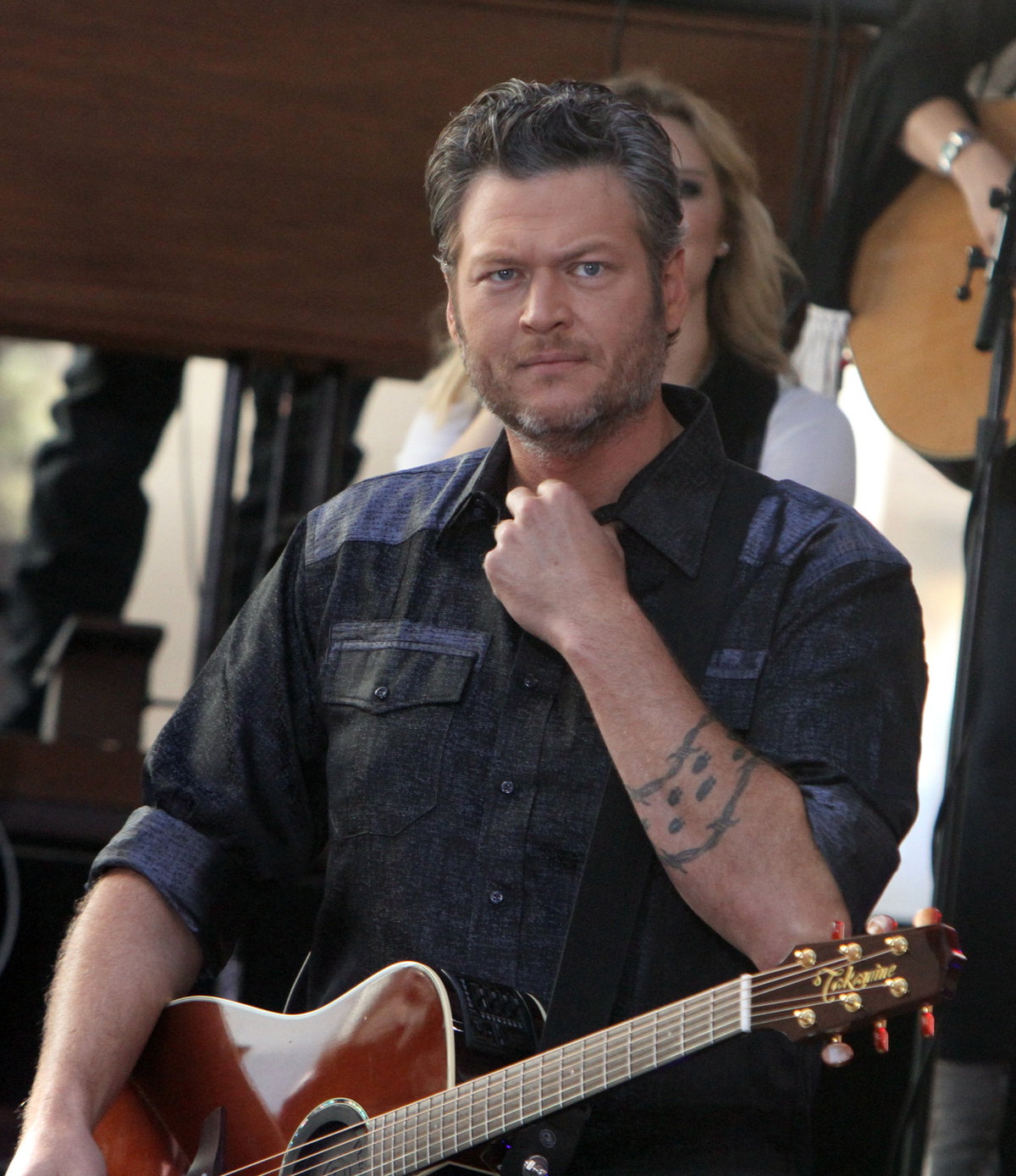 Blake Shelton ernst mit Gitarre