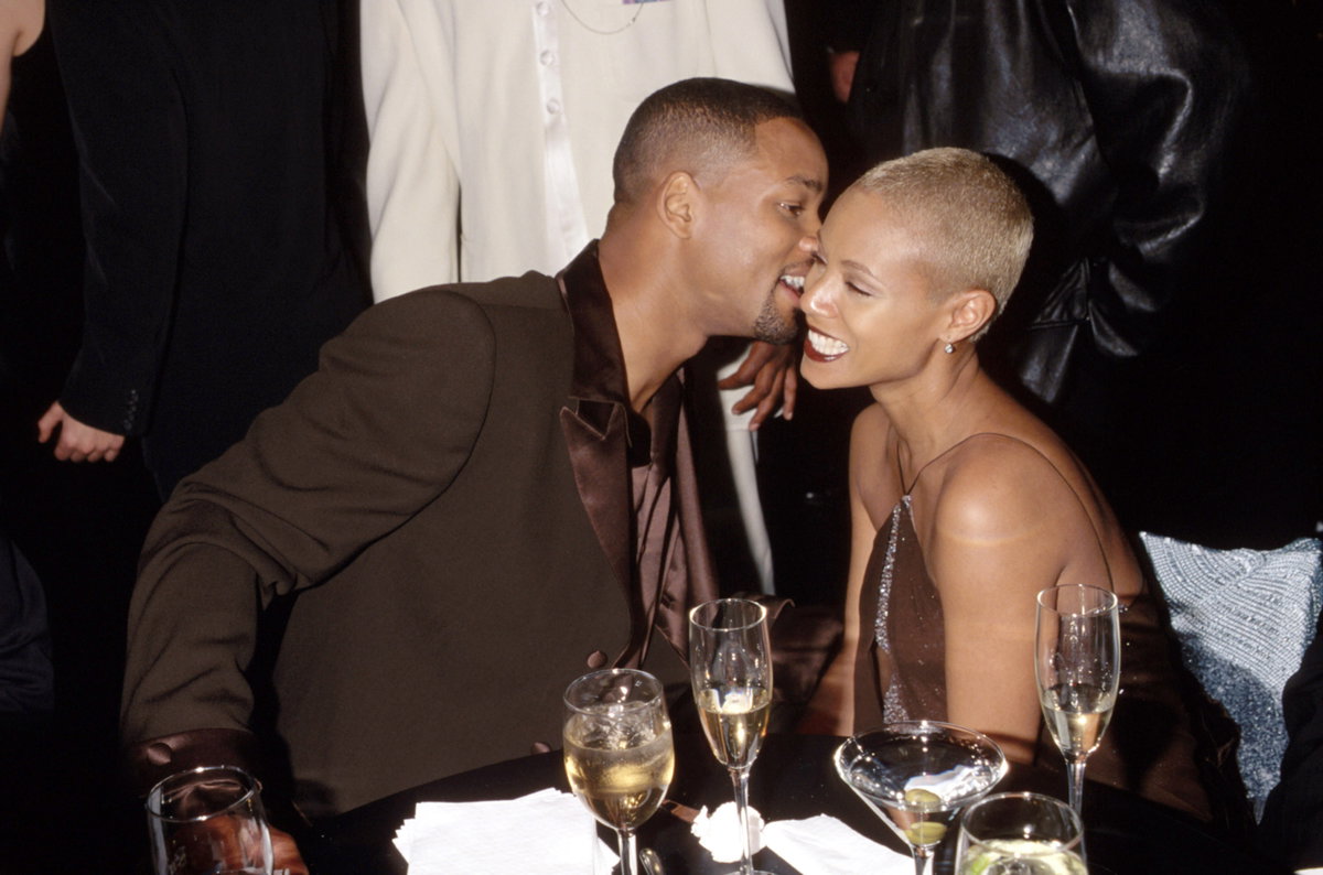 Wil Smith flüstert Jada Pinkett Smith ins Ohr