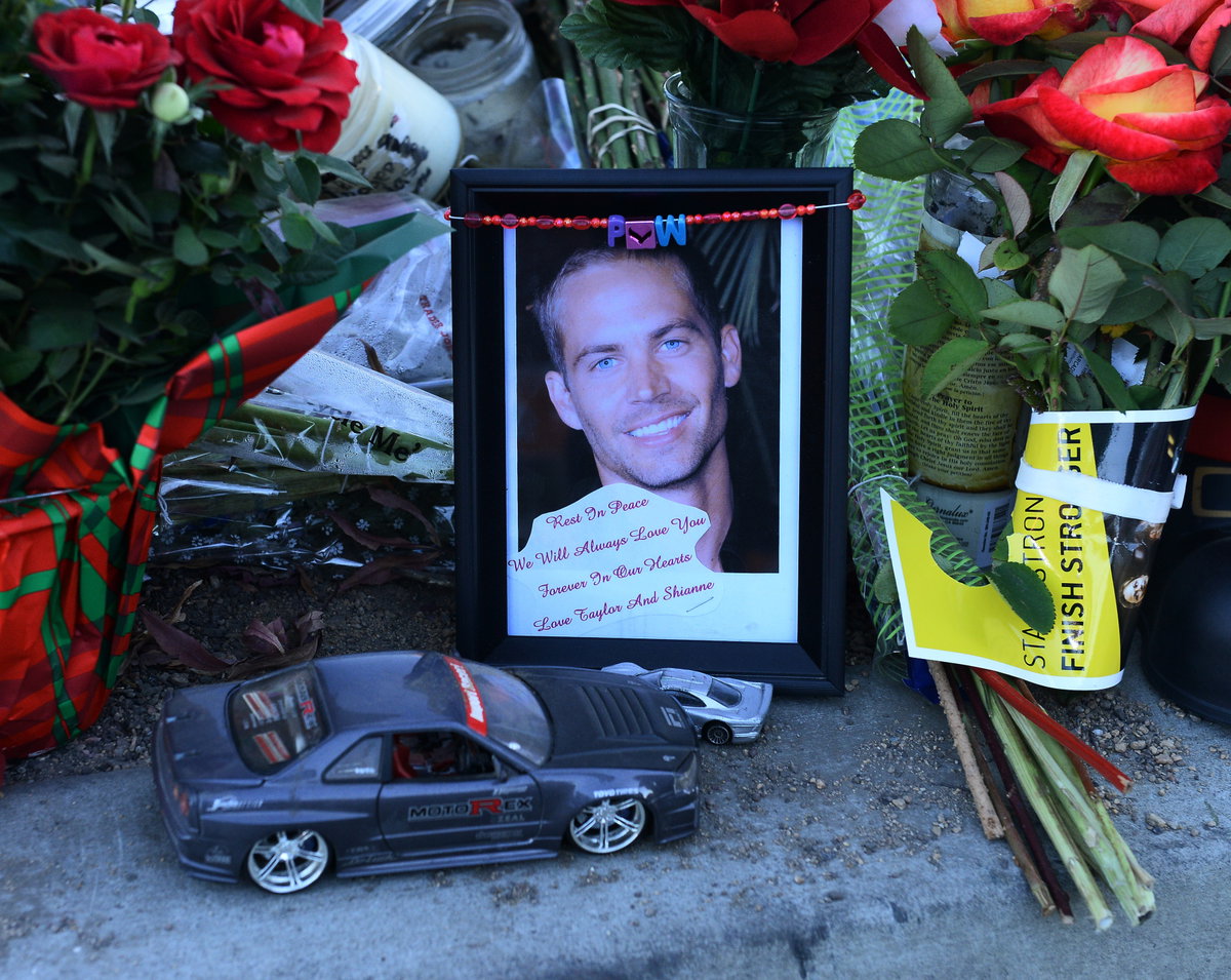 Tod von Paul Walker: Blumen und Spielzeugautos an der Unglücksstelle
