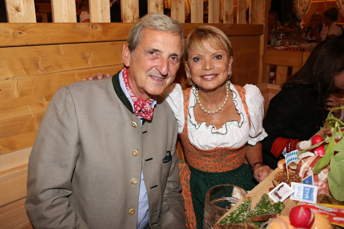 Uschi Glas und Ehemann Dieter Hermann lächeln in Trachten