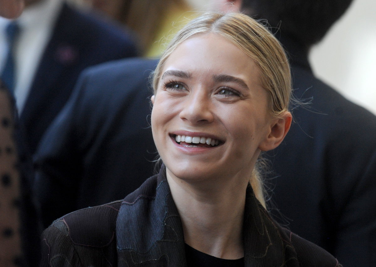 Ashley Olsen schaut schräg nach oben