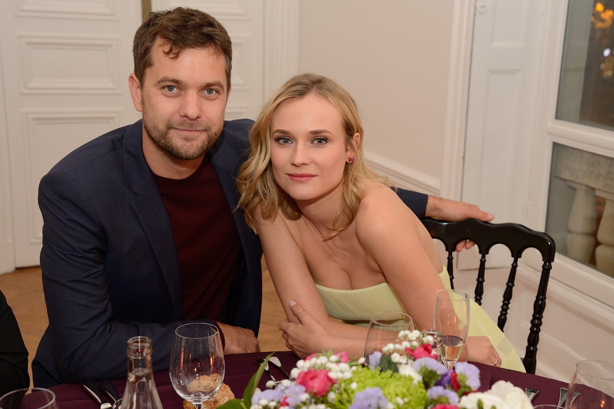 Joshua Jackson und Diane Kruger sitzen zusammen am Tisch