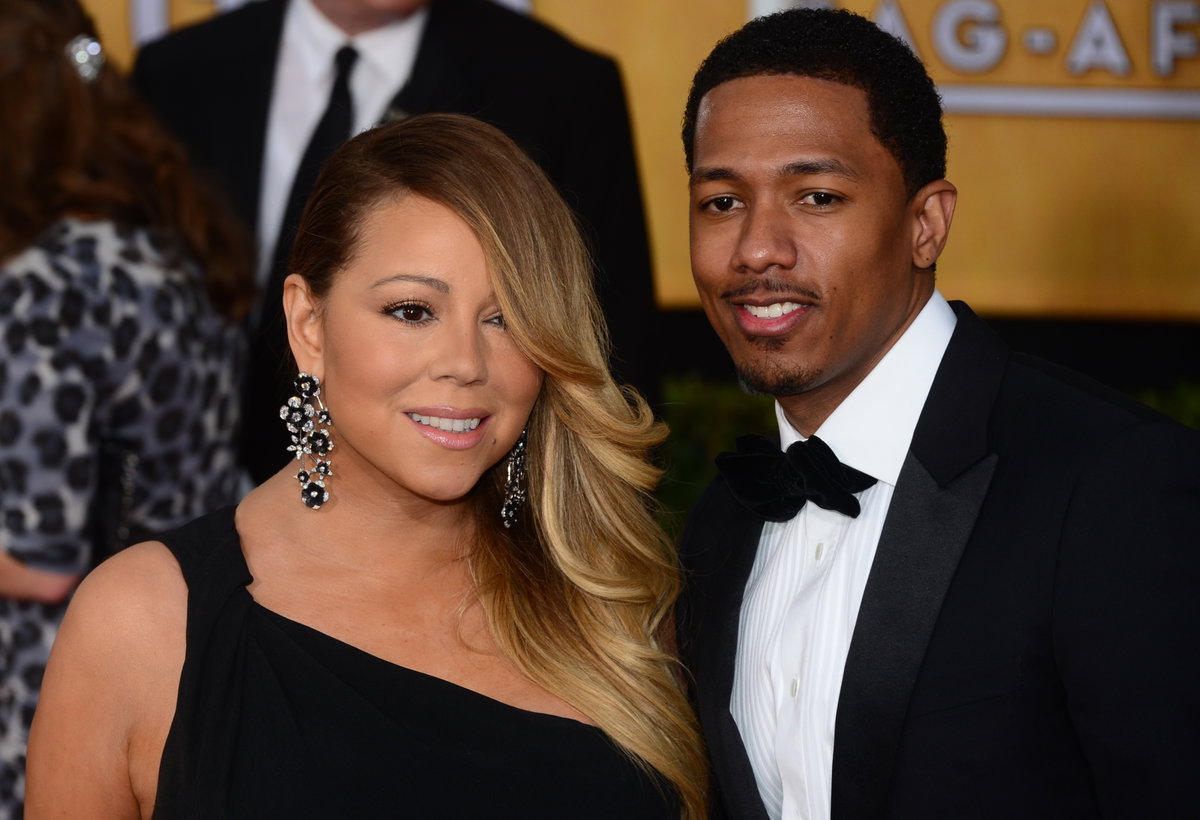 Mariah Carey und Nick Cannon gucken nicht glücklich in Abendkleidung.