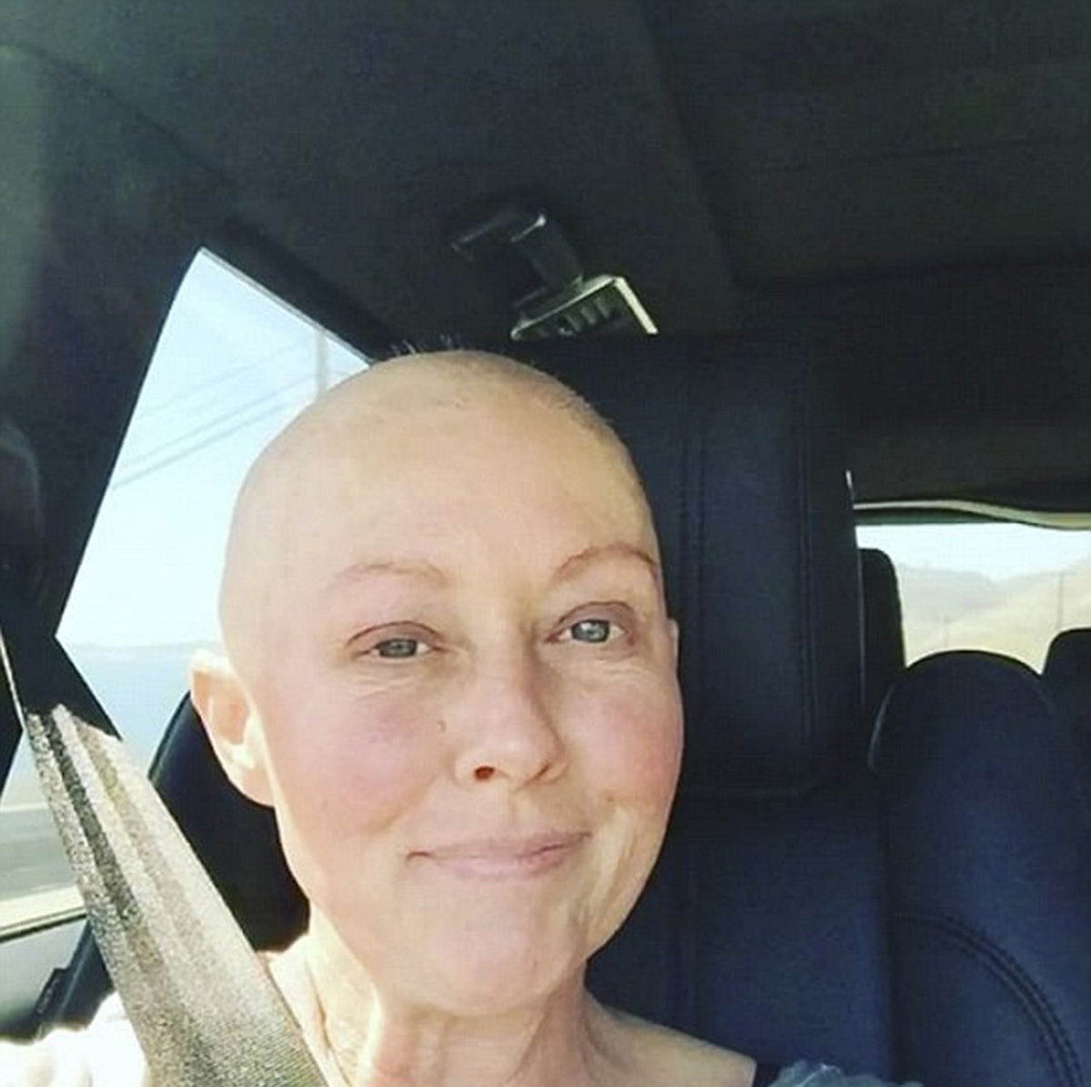 Shannen Doherty mit kahlem Kopf