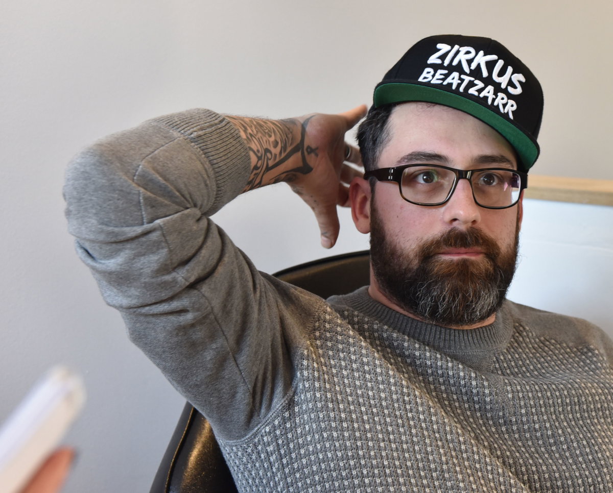 Sido guckt ernst und fasst sich an den Kopf