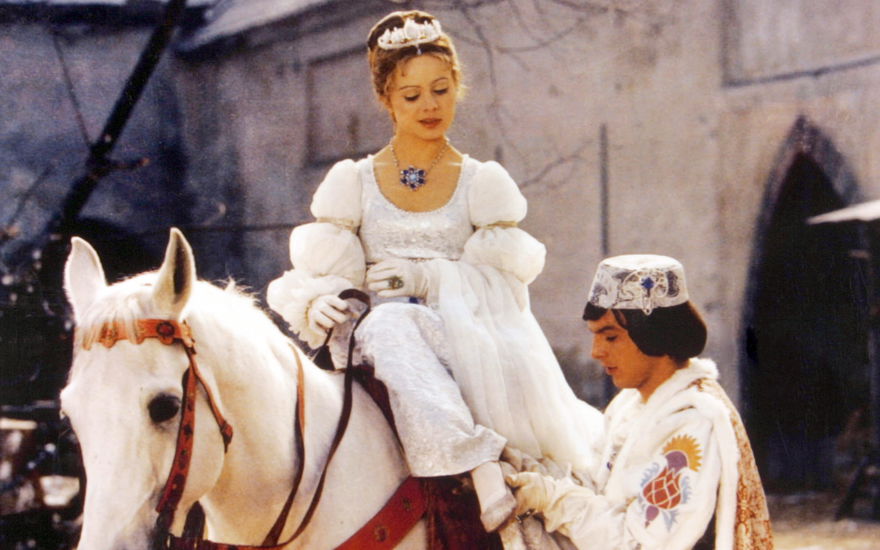 Aschenbrödel und der Prinz mit einem Pferd in "Drei Haselnüsse für Aschenbrödel"