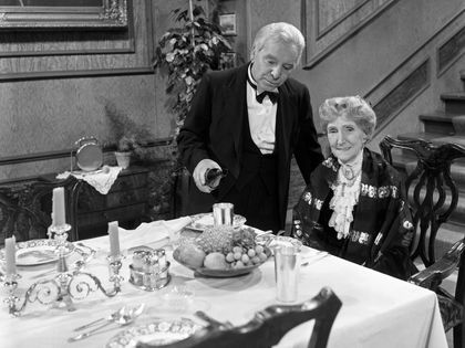 "Dinner for One": Alle Sendetermine für Silvester 2025