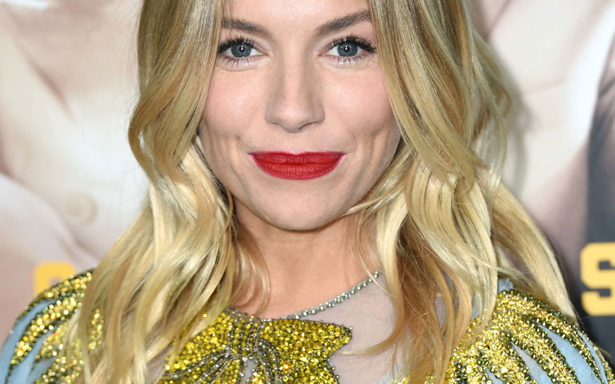 Sienna Miller lächelt