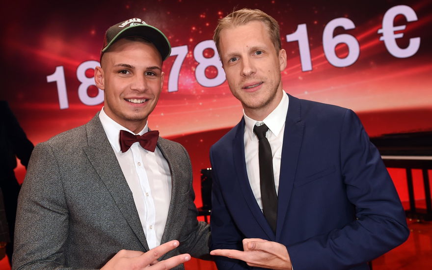 Pietro Lombardi und Oliver Pocher lächeln in die Kamera