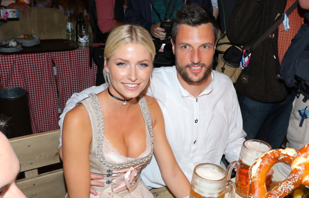 Lena Gercke & Kilian Müller-Wohlfahrt sitzen nebeneinander