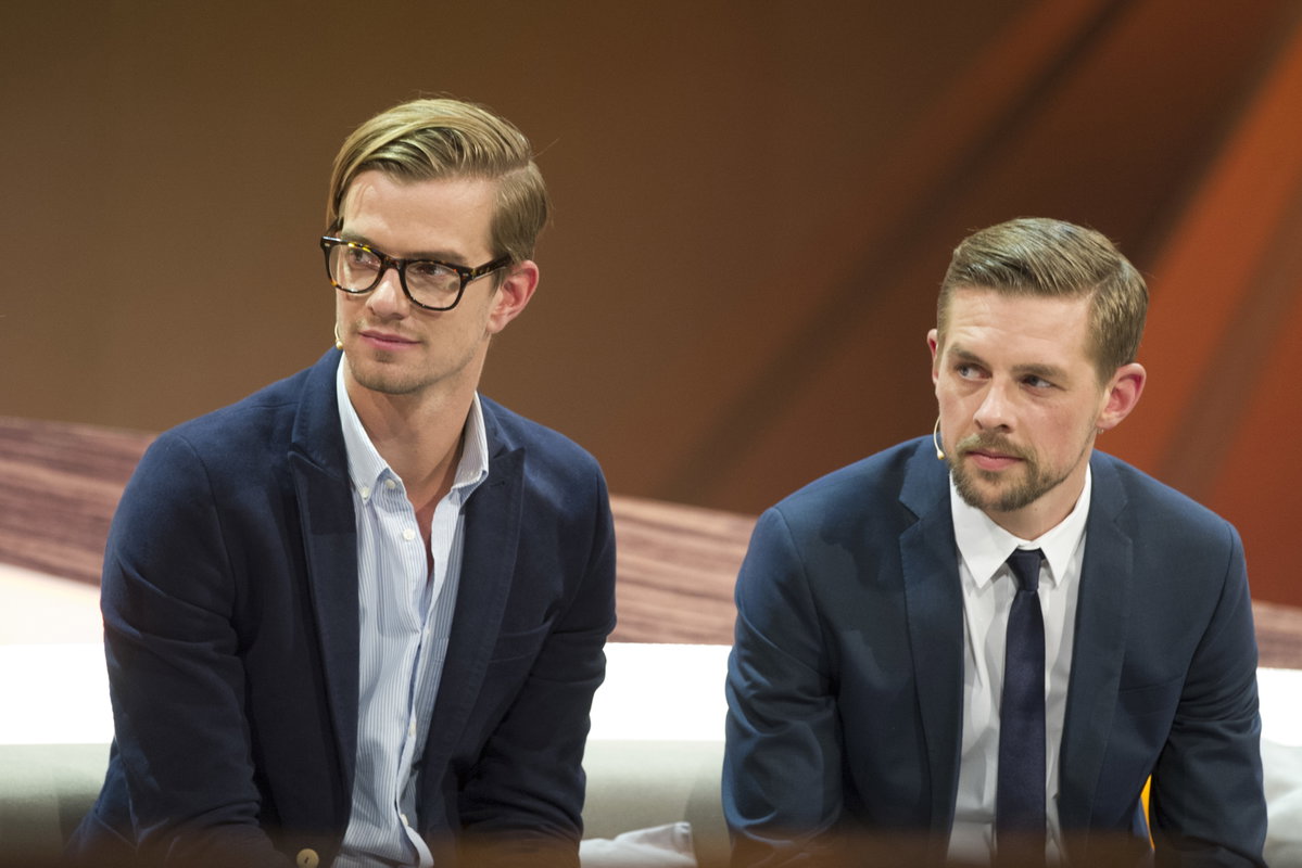 Joko Winterscheidt und Klaas Heufer-Umlauf schauen zur Seite