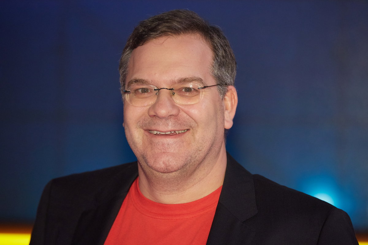 Elton lacht