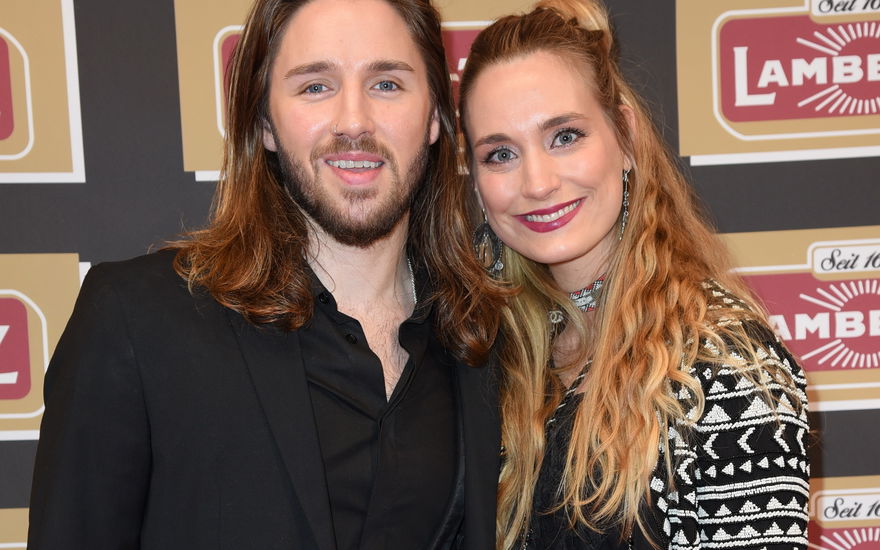 Gil Ofarim und Ex-Frau Verena Ofarim posieren auf dem Roten Teppich