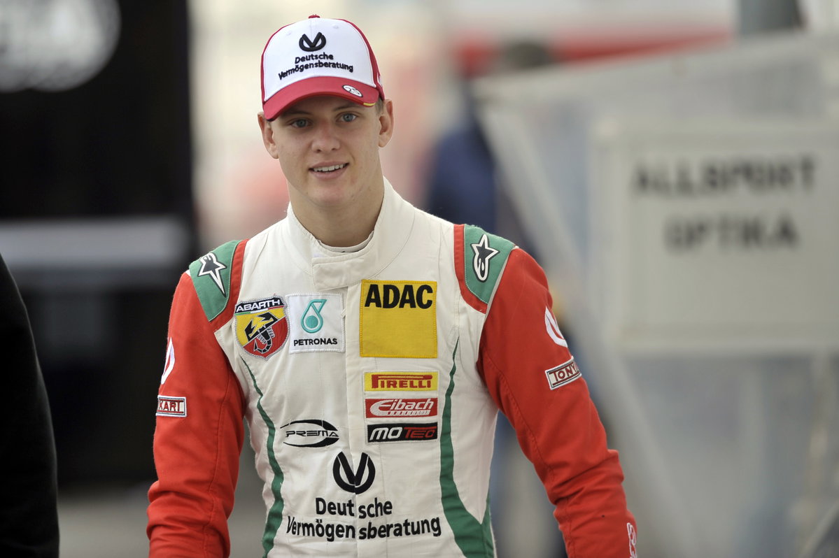 Mick Schumacher in Rennfahreroutfit.