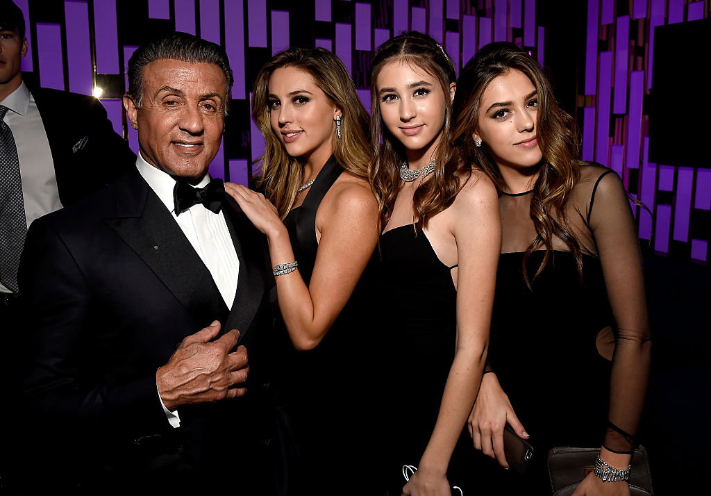 Sylvester Stallone lacht mit seinen Töchtern Sistine, Sophia und Scarlet