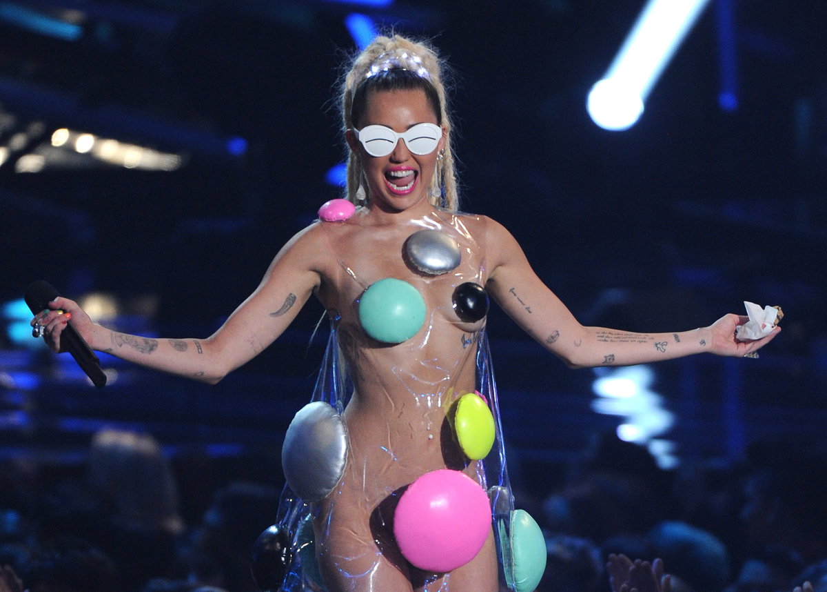 Miley Cyrus in einem transparenten Kleid