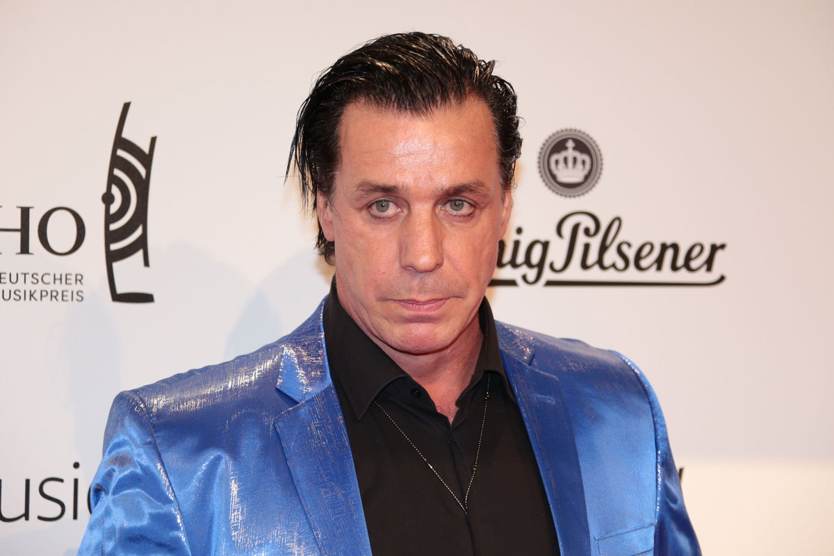 Till Lindemann schaut ernst.