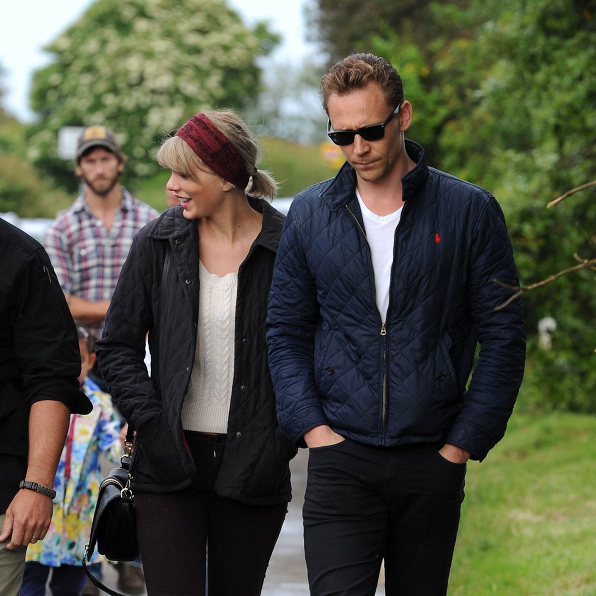 Taylor Swift und Tom Hiddleston gehen nebeneinander