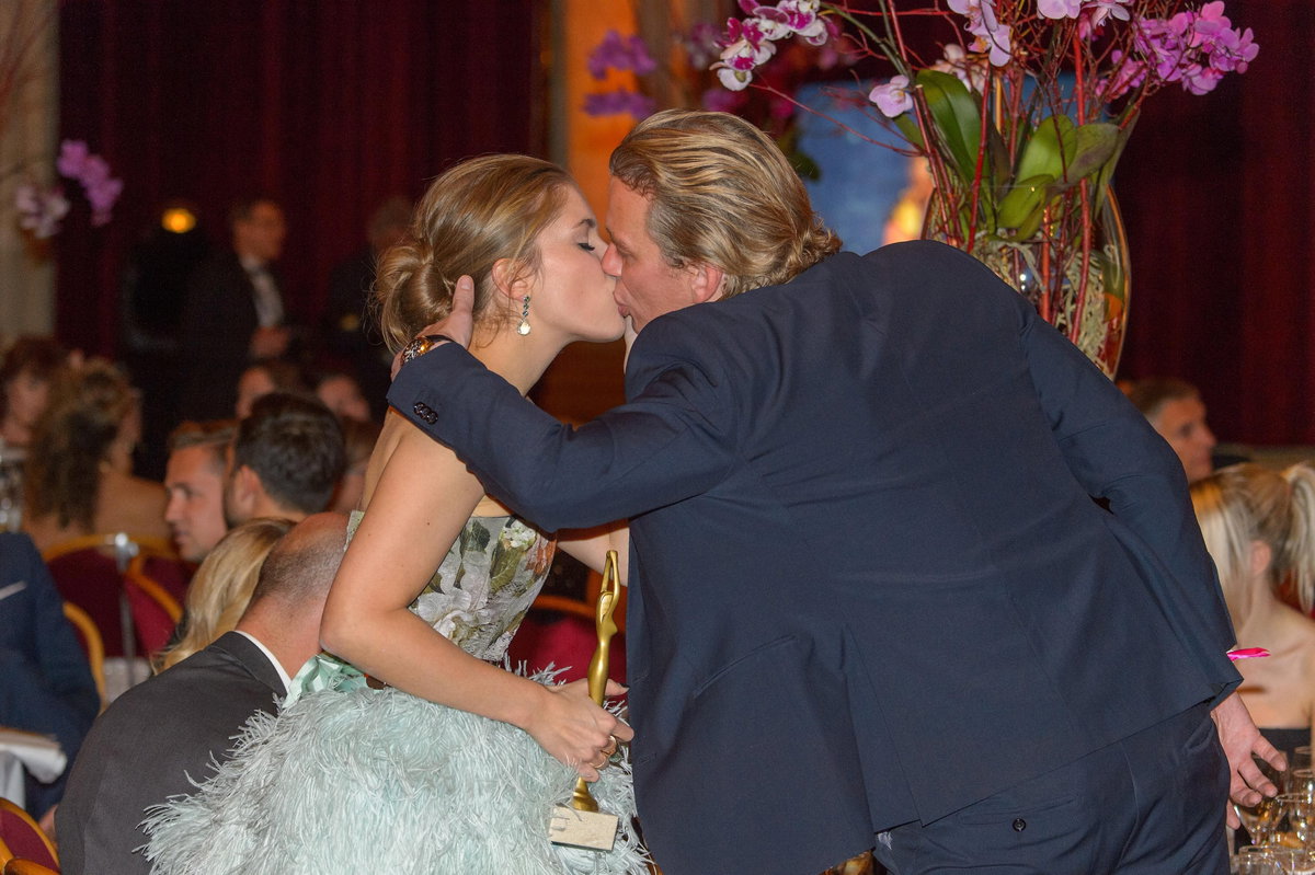 Victoria Swarovksi und Werner Mürz küssen sich Arm in Arm
