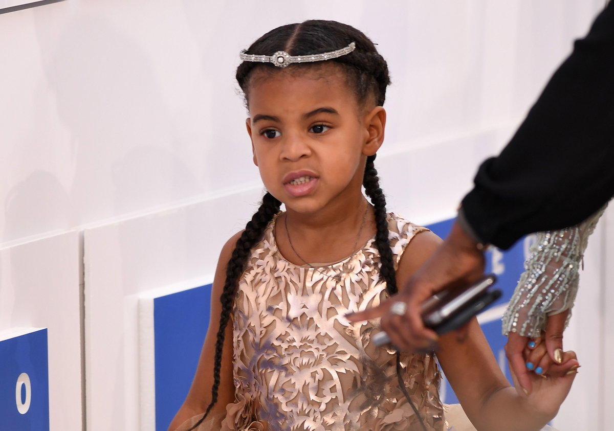 Blue Ivy Carter mit Kopfschmuck