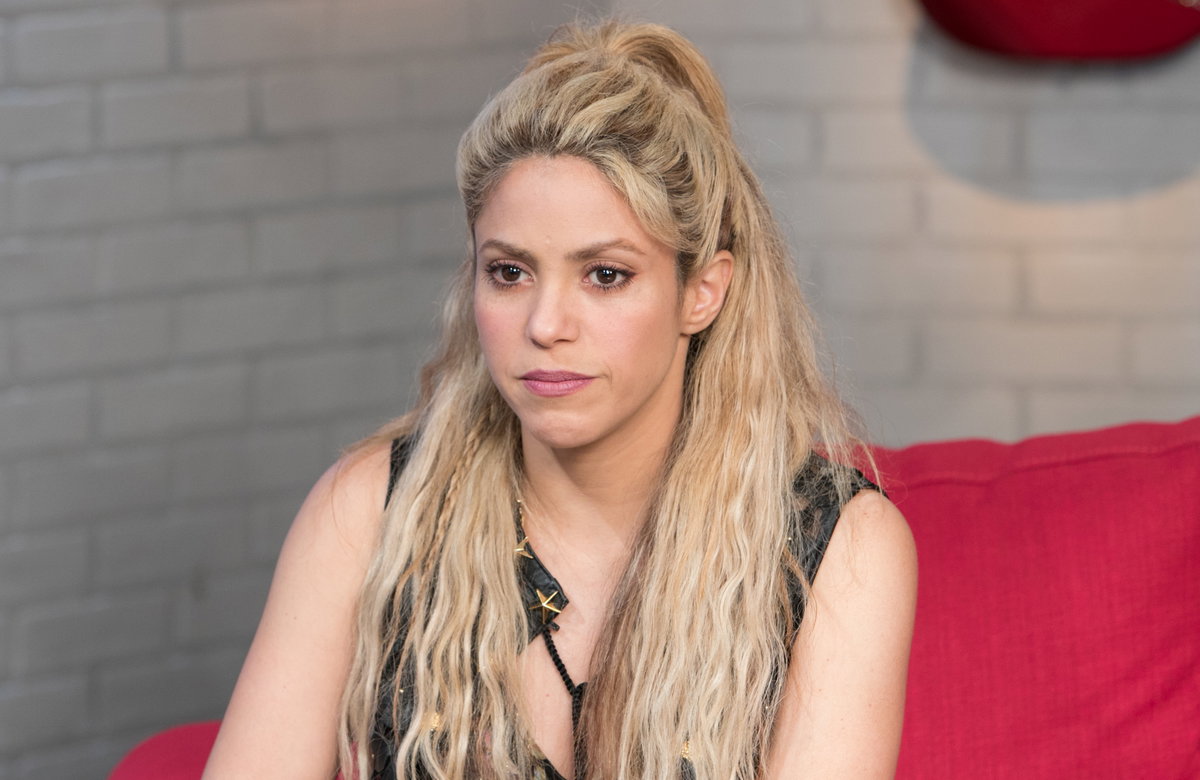 Shakira guckt nüchtern.