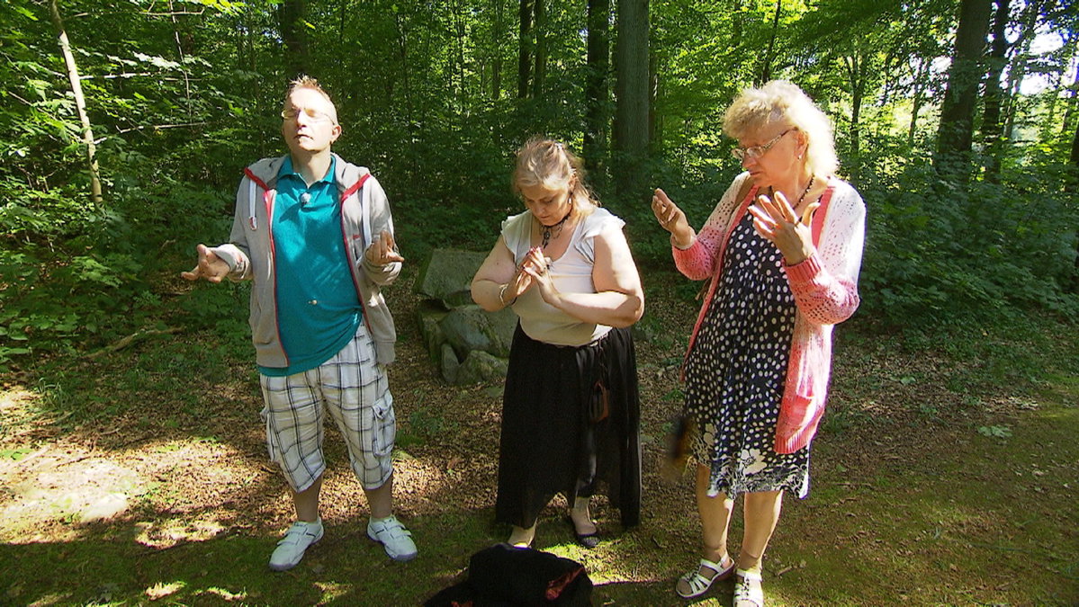 Heiko und Sigrid mit einer "Schwiegertochter gesucht"-Kandidatin im Wald