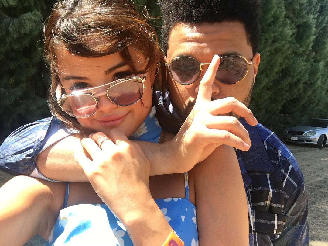 Selena Gomez und The Weeknd machen ein Selfie