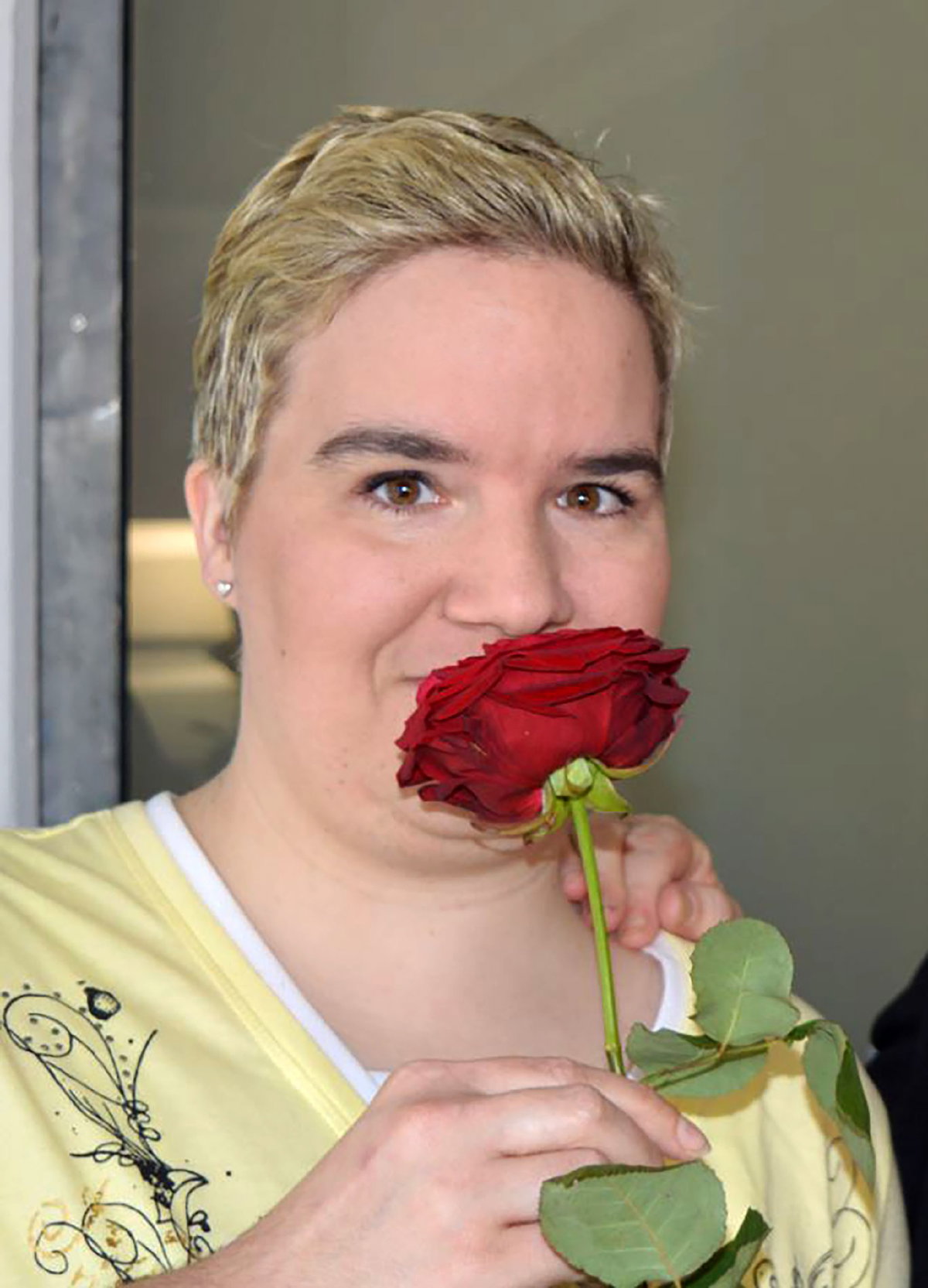 Beate Fischer bei "Schwiegertochter gesucht" mit Rose in der Hand