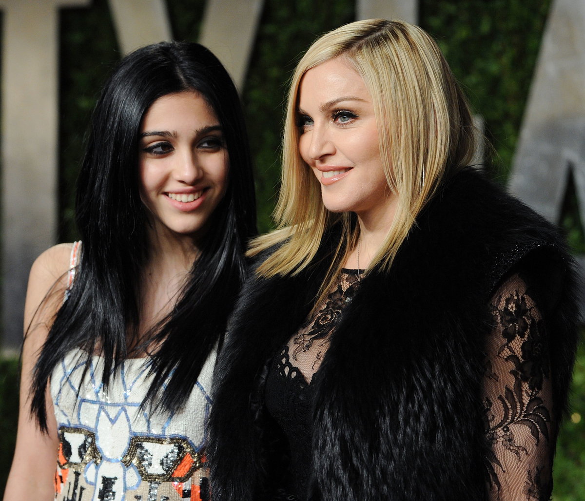Lourdes guckt Madonna an