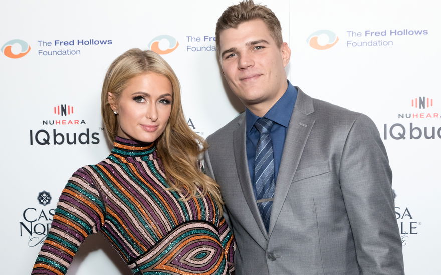 Paris Hilton und Ex-Freund Chris Zylka lächeln leicht