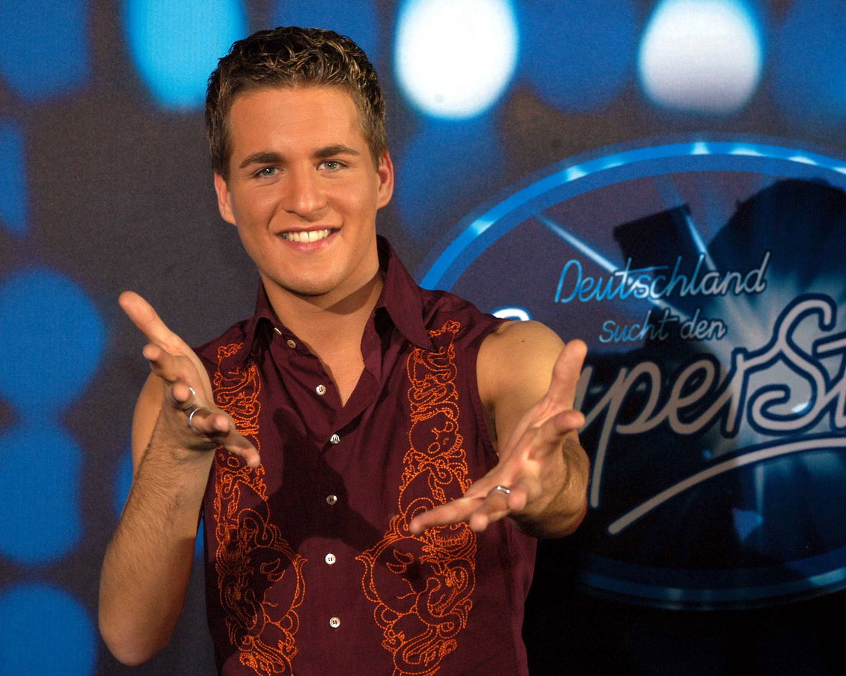 Alexander Klaws vor dem DSDS-Logo