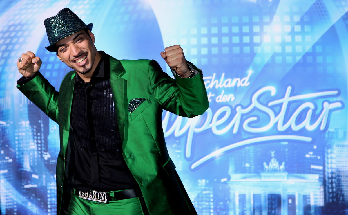 Mehrzad Marashi vor dem DSDS-Logo